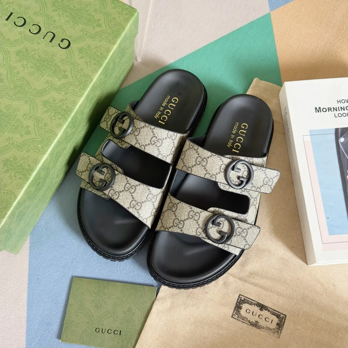 [G Home] Men's Men's Shoes💰:300💰Size:38-45 GUCC Gucci Original Order Quality 🆕2024Gucci Gucci Summer New Style Double G Presbyopia Flip-flops Cross Sandals Thick Sole Slippers Beach Shoes Original Purchase and Development Production G family's 2024 new summer dark horse items, fashion bloggers at home and abroad have put on the show, and it has become popular on social platforms at home and abroad. Fashionistas must pay for it, and they spend a lot of money to create ingenious craftsmanship and accurately restore every detail. Exquisite packaging at the delivery counter🛍📦 ▪️ Fabric: Original imported double G presbyopic leather ▪️ Lining: Original imported leather ▪️ Sole: Original open molded T men's shoes 💰U outsole ▪️ Bottom thickness: 3CM